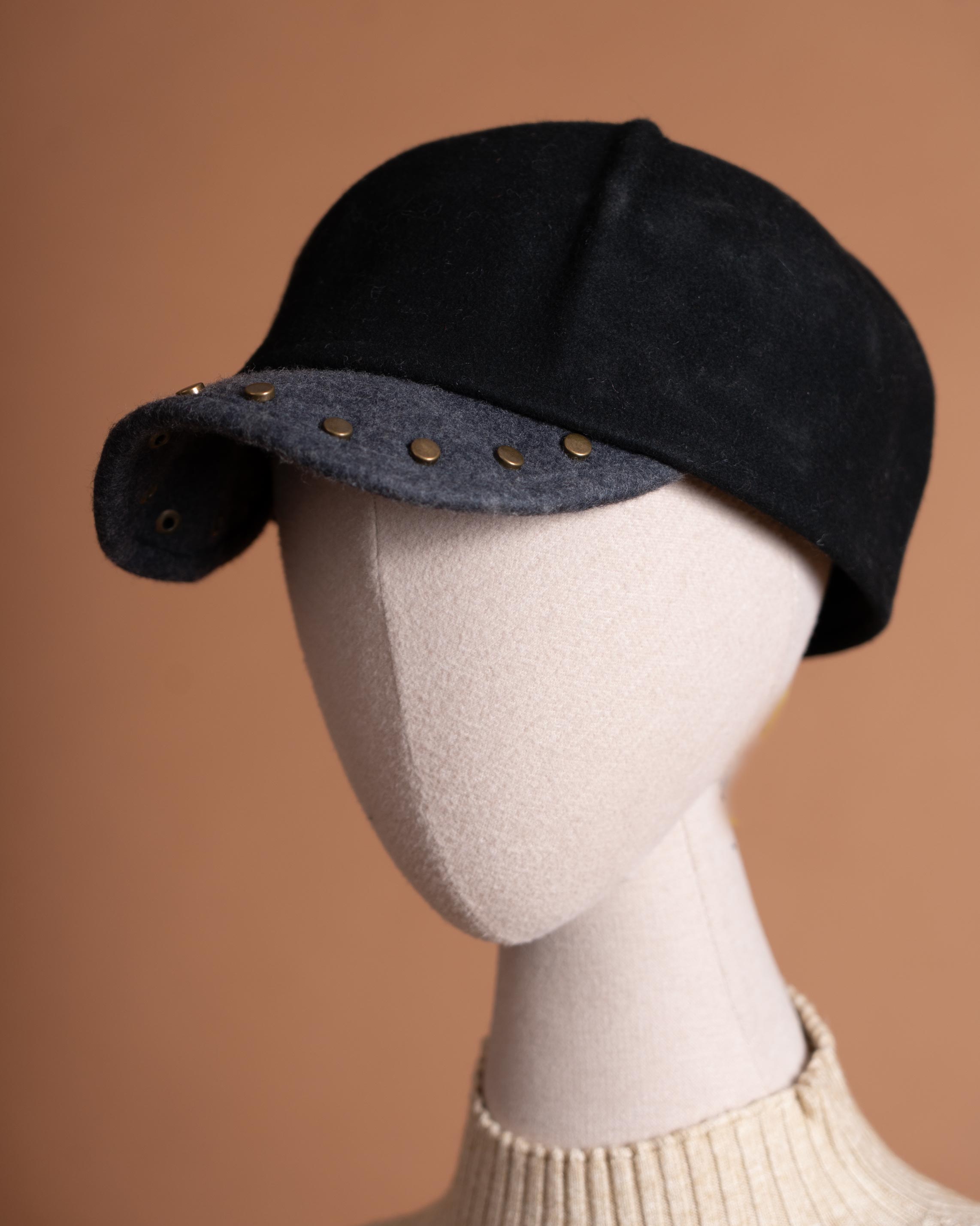 کلاه مشکی لبه سرمه ای